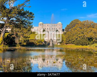 Powerscourt House et les jardins se reflètent dans une caractéristique d'eau calme lors d'une journée d'automne ensoleillée dans le comté de Wicklow, en Irlande. Banque D'Images