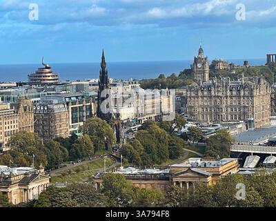 Vue panoramique sur le centre d'Édimbourg depuis le château d'Édimbourg, en regardant vers le Scott Monument et Calton Hill. Banque D'Images