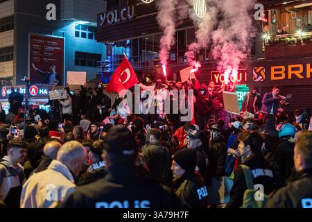 Ankara, Turquie. 26 mars 2025. Les manifestants scandent des slogans pendant la manifestation. Les manifestations qui ont commencé après l'arrestation du Parti républicain du peuple (CHP) et du maire métropolitain d'Istanbul, Ekrem Imamoglu, se poursuivent. La police a empêché une marche par la messe réunie sur la place K ?z ?Lay. Crédit : SOPA images Limited/Alamy Live News Banque D'Images