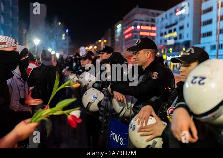 Ankara, Turquie. 26 mars 2025. Les manifestants remettent des fleurs aux policiers. Les manifestations qui ont commencé après l'arrestation du Parti républicain du peuple (CHP) et du maire métropolitain d'Istanbul, Ekrem Imamoglu, se poursuivent. La police a empêché une marche par la messe réunie sur la place K ?z ?Lay. Crédit : SOPA images Limited/Alamy Live News Banque D'Images