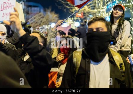 Ankara, Turquie. 26 mars 2025. Manifestants vus en attente d'une éventuelle intervention de la police. Les manifestations qui ont commencé après l'arrestation du Parti républicain du peuple (CHP) et du maire métropolitain d'Istanbul, Ekrem Imamoglu, se poursuivent. La police a empêché une marche par la messe réunie sur la place K ?z ?Lay. Crédit : SOPA images Limited/Alamy Live News Banque D'Images