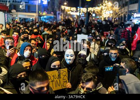 Ankara, Turquie. 26 mars 2025. Manifestants vus en attente d'une éventuelle intervention de la police. Les manifestations qui ont commencé après l'arrestation du Parti républicain du peuple (CHP) et du maire métropolitain d'Istanbul, Ekrem Imamoglu, se poursuivent. La police a empêché une marche par la messe réunie sur la place K ?z ?Lay. (Photo de Tunahan Turhan/SOPA images/Sipa USA) crédit : Sipa USA/Alamy Live News Banque D'Images