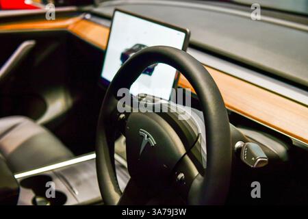BANGKOK, THAÏLANDE, mars -24, 2025 : intérieur de la voiture électrique Tesla modèle y intérieur futuriste de voiture avec affichage de tablette au grand magasin siam Parangon Banque D'Images