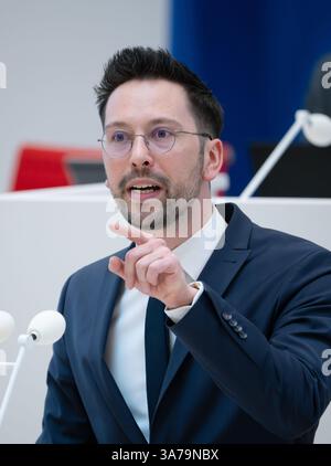 Potsdam, Allemagne. 26 mars 2025. Dennis Hohloch, secrétaire parlementaire du groupe parlementaire de l'AFD de Brandebourg, intervient lors de la séance de questions-réponses du parlement de l'État de Brandebourg. Crédit : Soeren Stache/dpa/Alamy Live News Banque D'Images