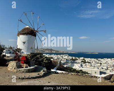 Une vue sur la ville de Mykonos et vers la mer depuis le haut de la colline par Boni's Windmill. Banque D'Images
