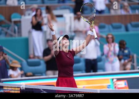 MIAMI GARDENS, FLORIDE - MARS 26 : Alexandra Eala des Philippines célèbre sa victoire sur IgA Swiatek de Pologne en quarts de finale du simple féminin à l'Open de Miami au Hard Rock Stadium le 26 mars 2025 à Miami Gardens, Floride. (MB Media) crédit : MB Media solutions/Alamy Live News Banque D'Images