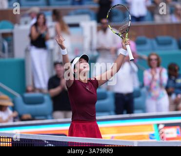 MIAMI GARDENS, FLORIDE - MARS 26 : Alexandra Eala des Philippines célèbre sa victoire sur IgA Swiatek de Pologne en quarts de finale du simple féminin à l'Open de Miami au Hard Rock Stadium le 26 mars 2025 à Miami Gardens, Floride. (MB Media) crédit : MB Media solutions/Alamy Live News Banque D'Images