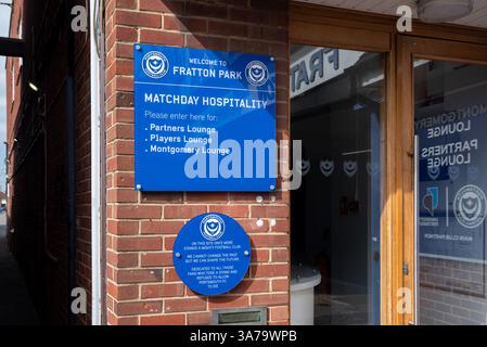 Panneau et entrée pour le salon d'accueil de Fratton Park, domicile du club de football de Portsmouth. Mars 2025. Banque D'Images