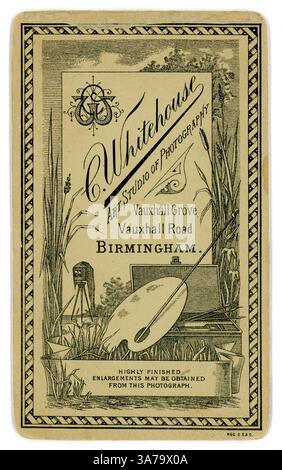 Revers de la belle carte de visite victorienne originale (carte de visite ou CDV). L'illustration montre la palette d'un artiste et la caméra à plaque sur un trépied. De nombreux studios conservent encore des artistes ainsi que des photographes. Du studio de Chas (Charles) Whitehouse, Birmingham, Midlands, Angleterre, Royaume-Uni vers 1894 Banque D'Images