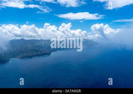 Vue aérienne époustouflante de Hiva Oa dans les îles Marquises, Polynésie française, avec des côtes accidentées, des eaux turquoises, des falaises spectaculaires, et lush Banque D'Images
