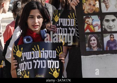 Jérusalem, Israël. 27 mars 2025. Les élèves du lycée de Leyada (Jérusalem) marchent vers la Knesset pour soutenir la libération des 59 otages israéliens restants détenus à Gaza, maintenant 538 jours après leur captivité. La manifestation fait suite à l'attaque du Hamas du 7 octobre 2023, qui comprenait un barrage de roquettes massif et des hommes armés infiltrant Israël, entraînant le massacre de 1 400 civils et l'enlèvement d'environ 240 personnes, dont des bébés, des enfants et des soldats. De nombreux manifestants tiennent Netanyahou personnellement responsable d'avoir entravé les négociations pour des raisons politiques et personnelles. Les critiques se disputent Banque D'Images