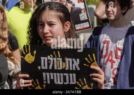 Jérusalem, Israël. 27 mars 2025. Les élèves du lycée de Leyada (Jérusalem) marchent vers la Knesset pour soutenir la libération des 59 otages israéliens restants détenus à Gaza, maintenant 538 jours après leur captivité. La manifestation fait suite à l'attaque du Hamas du 7 octobre 2023, qui comprenait un barrage de roquettes massif et des hommes armés infiltrant Israël, entraînant le massacre de 1 400 civils et l'enlèvement d'environ 240 personnes, dont des bébés, des enfants et des soldats. De nombreux manifestants tiennent Netanyahou personnellement responsable d'avoir entravé les négociations pour des raisons politiques et personnelles. Les critiques se disputent Banque D'Images