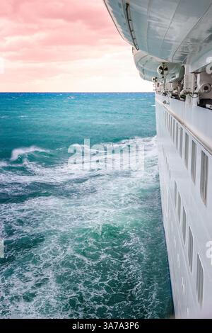 Perspective avant au-dessus de l'océan Atlantique, vue d'un bateau de croisière Banque D'Images