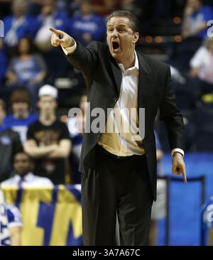 15 mars 2013 - Nashville, TN, États-Unis - John Calipari, entraîneur-chef des Wildcats du Kentucky, crie des instructions à son équipe lors du match quart de finale contre Vanderbilt au tournoi SEC à Bridgestone Arena à Nashville, Tennessee, le vendredi 15 mars 2013. (Crédit image : © Mark Cornelison/MCT/ZUMAPRESS.com) Banque D'Images