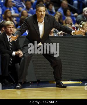 15 mars 2013 - Nashville, TN, États-Unis - John Calipari, entraîneur-chef des Wildcats du Kentucky, dirige ses joueurs lors de l'action contre Vanderbilt au tournoi SEC à Bridgestone Arena à Nashville, Tennessee, le vendredi 15 mars 2013. Vanderbilt a battu le Kentucky, 64-48. (Crédit image : © Mark Cornelison/MCT/ZUMAPRESS.com) Banque D'Images