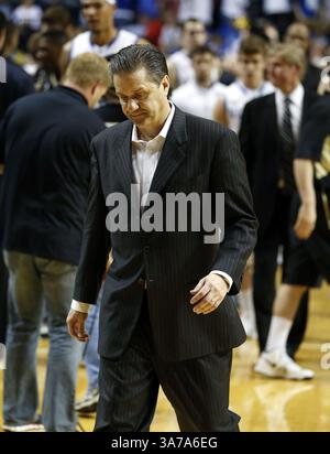 15 mars 2013 - Nashville, TN, États-Unis - John Calipari, entraîneur-chef des Wildcats du Kentucky, quitte le plancher après une défaite de 64-48 contre Vanderbilt en quarts de finale du tournoi SEC à Bridgestone Arena à Nashville, Tennessee, le vendredi 15 mars 2013. (Crédit image : © Mark Cornelison/MCT/ZUMAPRESS.com) Banque D'Images