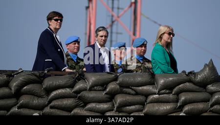 Tanaiste Simon Harris lors de sa visite à Camp Shamrock près de la frontière avec le Liban et Israël pour rendre visite aux troupes des Forces de défense servant dans la mission de maintien de la paix de la FINUL dans un contexte d'escalade des affrontements entre les FDI et le Hezbollah. Date de la photo : mercredi 26 mars 2025. Banque D'Images