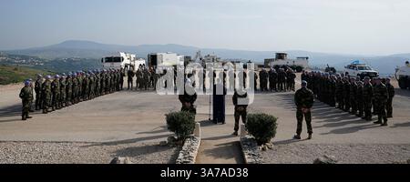 Tanaiste Simon Harris s’adresse aux troupes lors de sa visite à Camp Shamrock près de la frontière avec le Liban et Israël pour rendre visite aux troupes des Forces de défense servant dans la mission de maintien de la paix de la FINUL dans un contexte d’escalade des affrontements entre les FDI et le Hezbollah. Date de la photo : mercredi 26 mars 2025. Banque D'Images