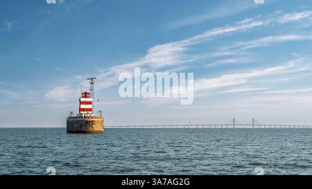 Phare de Drogden, phare du canal de Drogden entre les îles Amager et Saltholm dans le détroit de Øresund, au Danemark, et pont de Øresund en arrière-plan Banque D'Images