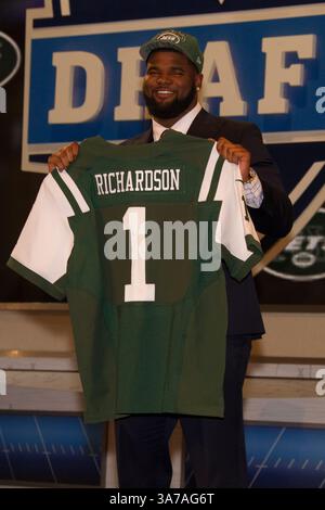 25 avril 2013 : Sheldon Richardson, attaquant défensif du Missouri et drafté avec le 13e choix des jets de New York, portant son nouveau maillot lors de la 78e draft de la National Football League au Radio City Music Hall de New York. (Crédit image : © Chris Szagola/Cal Sport Media/ZUMAPRESS.com) Banque D'Images