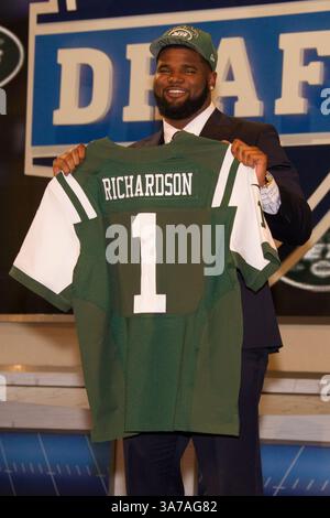 25 avril 2013 : Sheldon Richardson, attaquant défensif du Missouri et drafté avec le 13e choix des jets de New York, portant son nouveau maillot lors de la 78e draft de la National Football League au Radio City Music Hall de New York. (Crédit image : © Chris Szagola/Cal Sport Media/ZUMAPRESS.com) Banque D'Images