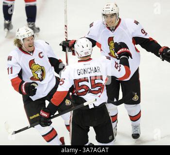 Le 25 avril 2013 - Washington, DC, États-Unis - L'aile droite des sénateurs d'Ottawa Daniel Alfredsson (11 ans) et le centre des sénateurs Mika Zibanejad (93 ans) célèbre avec le défenseur des sénateurs Sergei Gonchar (55 ans), après que Gonchar ait marqué le but gagnant en prolongation contre les Capitals de Washington au Verizon Center à Washington, DC, le jeudi 25 avril 2013. Les sénateurs ont battu les capitales, 2-1. (Crédit image : © Chuck Myers/MCT/ZUMAPRESS.com) Banque D'Images