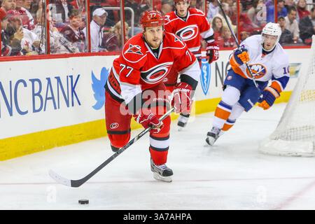 23 avril 2013 - Raleigh, Caroline du Nord, U. S - le défenseur des Carolina Hurricanes JOE CORVO (77) lors du match de la LNH entre les Islanders de New York et les Hurricanes de Caroline au PNC Arena. Les Hurricanes de Caroline battent les Islanders de New York 4-3 dans une fusillade supplémentaire. (Crédit image : © Andy Martin Jr./ZUMAPRESS.com) Banque D'Images