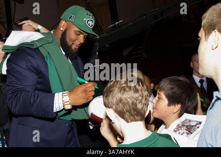 25 avril 2013 : Sheldon Richardson, attaquant défensif du Missouri et repêché avec le 13e choix des jets de New York, signe des autographes lors de la 78e draft de la National Football League au Radio City Music Hall de New York. (Crédit image : © Chris Szagola/Cal Sport Media/ZUMAPRESS.com) Banque D'Images