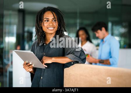 Femme d'affaires afro-américaine heureuse réussie, collègue de démarrage ou ingénieur programmeur logiciel Banque D'Images
