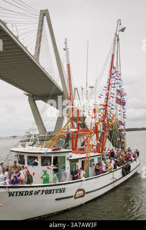 28 avril 2013 - Mt Pleasant, Caroline du Sud, États-Unis - Un bateau de crevette décoré traite sous le Arthur Ravenel Jr. Pont lors de la bénédiction annuelle de la flotte le 28 avril 2013 à Mt Pleasant, Caroline du Sud. La bénédiction célèbre l'industrie de la crevette dans la région de Charleston et fournit la bonne fortune aux bateaux de pêche. (Crédit image : © Richard Ellis/ZUMAPRESS.com) Banque D'Images