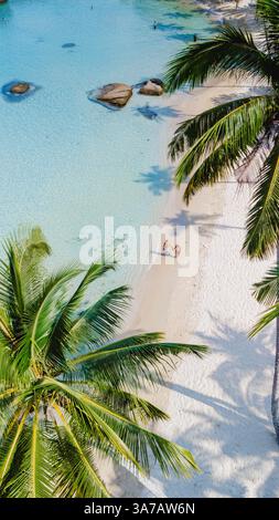 Découvrez une vue aérienne époustouflante sur l'île de Koh Kood, en Thaïlande, avec des eaux turquoises, des palmiers luxuriants et un paradis tropical serein idéal pour la détente et l'aventure Banque D'Images
