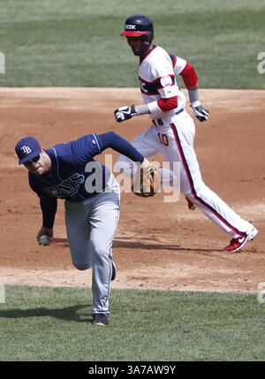 28 avril 2013 - Chicago, il, USA - le troisième joueur de base des Rays de Tampa Bay Evan Longoria (3) jette le receveur des Chicago White Sox Tyler Flowers (21) à la première base, alors que le Chicago White Sox Alexei Ramirez (10) avance à la troisième base dans la deuxième manche au U.S. Cellular Field à Chicago, Illinois, le dimanche 28 avril 2013. (Crédit image : © Jose M. Osorio/MCT/ZUMAPRESS.com) Banque D'Images