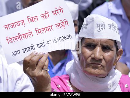 NEW DELHI, INDE - AVRIL 28 : les membres du Parti AAM Admi protestent contre le gouvernement de Delhi exigeant la réduction des tarifs de l'eau et de l'électricité à New Delhi le 28 avril 2013. (Crédit image : © India Today/ZUMAPRESS.com) Banque D'Images