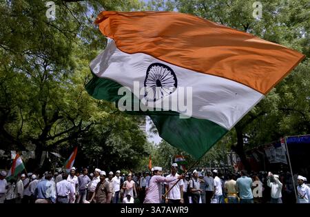 NEW DELHI, INDE - AVRIL 28 : les membres du Parti AAM Admi protestent contre le gouvernement de Delhi exigeant la réduction des tarifs de l'eau et de l'électricité à New Delhi le 28 avril 2013. (Crédit image : © India Today/ZUMAPRESS.com) Banque D'Images