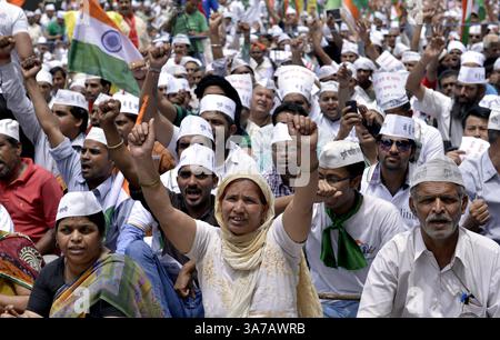 NEW DELHI, INDE - AVRIL 28 : les membres du Parti AAM Admi protestent contre le gouvernement de Delhi exigeant la réduction des tarifs de l'eau et de l'électricité à New Delhi le 28 avril 2013. (Crédit image : © India Today/ZUMAPRESS.com) Banque D'Images