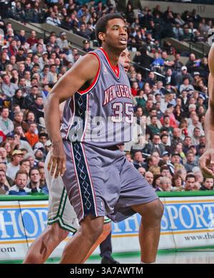 Avril 30, 2013 - Boston , Massachusetts, États-Unis - New Jersey nets JASON COLLINS, (35) est devenu le premier athlète masculin ouvertement gay dans un sport américain majeur quand il est sorti dans un article de couverture dans le magazine Sports Illustrated de cette semaine. PHOTO - Boston 13 mars 2002, New Jersey nets Jason Collins lors d'un match de basket-ball à Boston, Mass. (crédit image : © Steve Lipofsky/ZUMAPRESS.com) (crédit image : © Steve Lipofsky/ZUMAPRESS.com) Banque D'Images