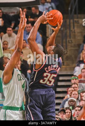 Avril 30, 2013 - Boston , Massachusetts, États-Unis - New Jersey nets JASON COLLINS, (35) est devenu le premier athlète masculin ouvertement gay dans un sport américain majeur quand il est sorti dans un article de couverture dans le magazine Sports Illustrated de cette semaine. PHOTO - Boston 13 mars 2002, New Jersey nets Jason Collins lors d'un match de basket-ball à Boston, Mass. (crédit image : © Steve Lipofsky/ZUMAPRESS.com) (crédit image : © Steve Lipofsky/ZUMAPRESS.com) Banque D'Images