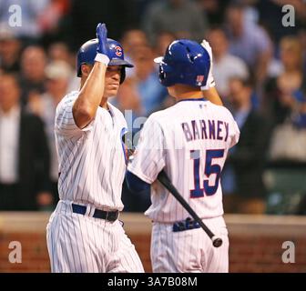 29 avril 2013 - Chicago, il, États-Unis - Darwin Barney (15 ans), deuxième joueur des Chicago Cubs, félicite Scott Hairston (21 ans), le joueur de droite des Chicago Cubs, pour son match en solo contre les Padres de San Diego lors de la deuxième manche au Wrigley Field à Chicago, Illinois, le lundi 29 avril 2012. (Crédit image : © Nuccio Dinuzzo/MCT/ZUMAPRESS.com) Banque D'Images