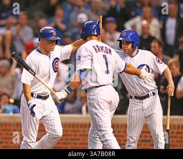 29 avril 2013 - Chicago, il, États-Unis - Scott Hairston (21), le joueur de droite des Chicago Cubs, à gauche, est accueilli par Cody Ransom (1), troisième joueur de base, après son home run solo contre les Padres de San Diego lors de la deuxième manche au Wrigley Field à Chicago, Illinois, le lundi 29 avril 2012. (Crédit image : © Nuccio Dinuzzo/MCT/ZUMAPRESS.com) Banque D'Images