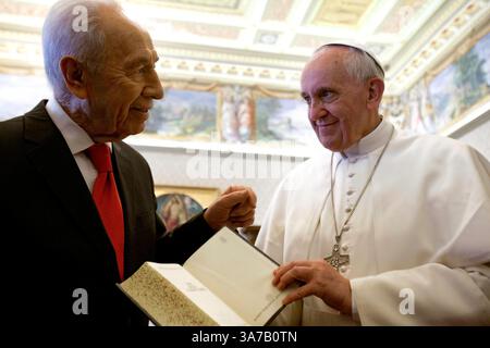 SHIMON PERES (2 août 1923 - 28 septembre 2016) est un homme d'État israélien d'origine polonaise. Né Szymon Perski, il a été le neuvième président d'Israël de 2007 à 2014, a servi deux fois comme premier ministre d'Israël et deux fois comme premier ministre par intérim, et il a été membre de 12 cabinets au cours d'une carrière politique de plus de 66 ans. Peres a remporté le prix Nobel de la paix en 1994 avec Yitzhak Rabin et Yasser Arafat pour les pourparlers de paix auxquels il a participé en tant que ministre israélien des Affaires étrangères, produisant les accords d'Oslo. PHOTO : 30 avril 2013 - Cité du Vatican - LE PAPE FRANÇOIS rencontre le président israélien SHIMON PERES d Banque D'Images