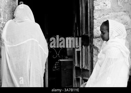 28 avril 2013 - Jérusalem, Israël - des femmes vêtues de voiles blancs se tiennent à l'entrée de la chapelle éthiopienne de l'église du Saint-Sépulcre. Les chrétiens orthodoxes orientaux célèbrent le dimanche des Rameaux, basé sur le calendrier Julien, à l'église du Saint-Sépulcre. (Crédit image : © Nir Alon/ZUMAPRESS.com) Banque D'Images