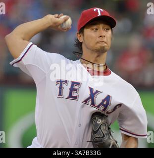 30 avril 2013 - Arlington, TX, USA - Yu Darvish (11), le joueur des Texas Rangers, lance contre les White Sox de Chicago lors du premier match au Rangers Ballpark à Arlington, Texas, le mardi 30 avril 2013. (Crédit image : © Max Faulkner/MCT/ZUMAPRESS.com) Banque D'Images