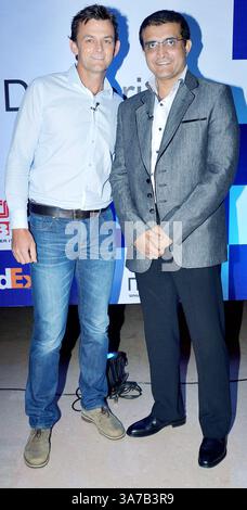 MUMBAI, INDE - AVRIL 30 : L'ancien skipper indien Sourav Ganguly et l'ancien gardien australien Adam Gilchrist à l'événement FedEx Master of Deliveries à Mumbai mardi soir. (Photo de Yogen Shah/India Today Group) *** légende locale *** Sourav Ganguly ;Adam Gilchrist (crédit image : © India Today/ZUMAPRESS.com) Banque D'Images