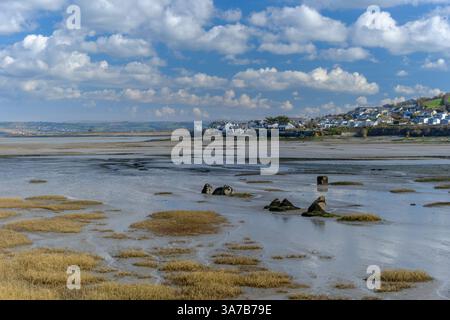 Northam Burrows près d'Appledore dans le nord du Devon - alors que la marée baisse, les derniers vestiges survivants des préparatifs pour le débarquement du jour J en 1945 BECO Banque D'Images