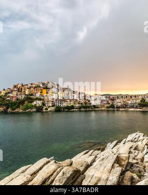Vue panoramique sur la ville de Kavala principal port touristique de la Macédoine orientale Grèce, l'architecture de la vieille église dispose de magnifiques arches, Banque D'Images