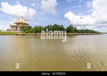 Rivière Sarawak avec l'emblématique Sarawak State Legislative Assembly Building en arrière-plan Banque D'Images