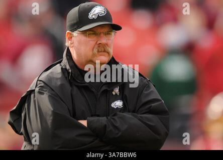 PHOTO DU DOSSIER - les Chiefs de Kansas City ont embauché l'ancien entraîneur des Eagles ANDY REID comme entraîneur aujourd'hui, en remplacement de Romeo Crennel. Les Eagles virent Reid après leur dernier match de la saison 2012. PHOTO : 18 novembre 2012 - Landover, Maryland, États-Unis - ANDY REID, entraîneur-chef des Philadelphia Eagles sur le terrain avant le match divisionnaire entre les Philadelphia Eagles et les Washington Redskins au FedEx Field. (Crédit image : © John Middlebrook/Cal Sport Media/ZUMAPRESS.com) Banque D'Images