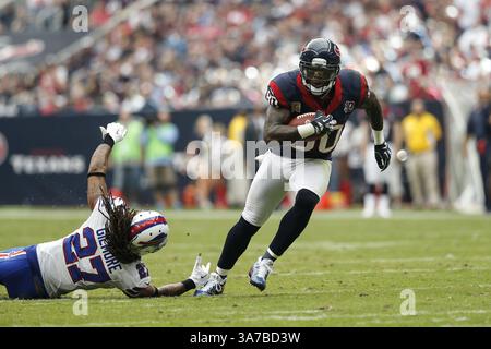 4 novembre 2012 - Houston, Texas, États-Unis d'Amérique - ANDRE JOHNSON (80), receveur des Texans de Houston, court après une prise alors que STEPHON GILMORE (27), cornerback des Buffalo Bills, ne peut pas faire le tacle pendant le match de la NFL entre les Texans de Houston et les Bills de Buffalo au reliant Stadium de Houston, Texas. Les Texans ont battu les projets de loi 21-9. (Crédit image : © Tim Warner/ZUMAPRESS.com) Banque D'Images