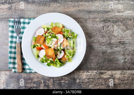 Salade Fattoush, salade libanaise traditionnelle sur table en bois Banque D'Images