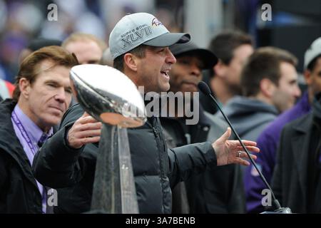 05 FÉVRIER 2013 : John Harbaugh, entraîneur-chef des corbeaux de Baltimore, fait remonter la foule avec le chant des Ravens lors du défilé de la victoire des Ravens XLVII au M&T Bank Stadium de Baltimore, Maryland. (Crédit image : © John Middlebrook/Cal Sport Media/ZUMAPRESS.com) Banque D'Images